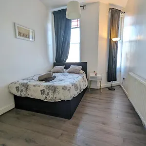  Apartment 2 Bedroom In A Supurb Area Of