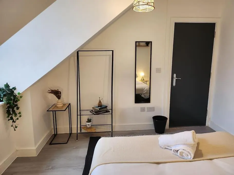 Supervalue Suite 3 - Fast Wifi, Hotel Linen, Keyless Entry, City Only 10 Mins - By Property Promise Cardiff 0*,