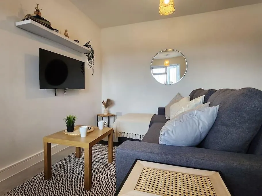 Supervalue Suite 3 - Fast Wifi, Hotel Linen, Keyless Entry, City Only 10 Mins - By Property Promise Cardiff Apartment