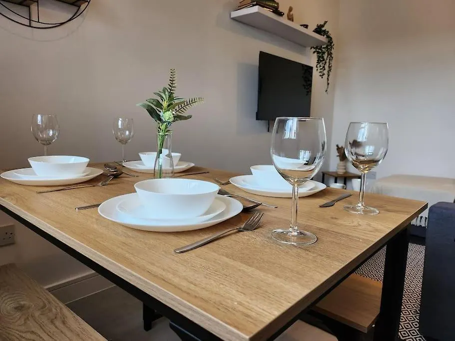 Supervalue Suite 3 - Fast Wifi, Hotel Linen, Keyless Entry, City Only 10 Mins - By Property Promise Cardiff Apartment