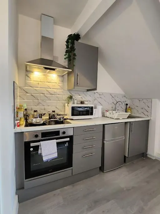 Supervalue Suite 3 - Fast Wifi, Hotel Linen, Keyless Entry, City Only 10 Mins - By Property Promise Cardiff Apartment