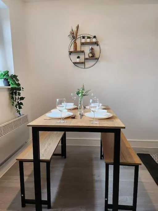 Supervalue Suite 3 - Fast Wifi, Hotel Linen, Keyless Entry, City Only 10 Mins - By Property Promise Cardiff Apartment