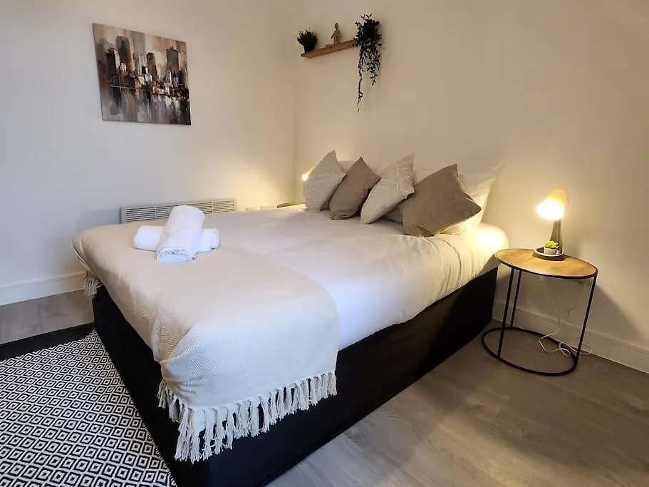 Supervalue Suite 3 - Fast Wifi, Hotel Linen, Keyless Entry, City Only 10 Mins - By Property Promise Cardiff