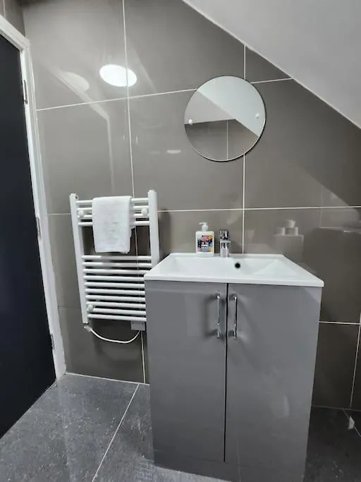 Supervalue Suite 3 - Fast Wifi, Hotel Linen, Keyless Entry, City Only 10 Mins - By Property Promise Cardiff Apartment